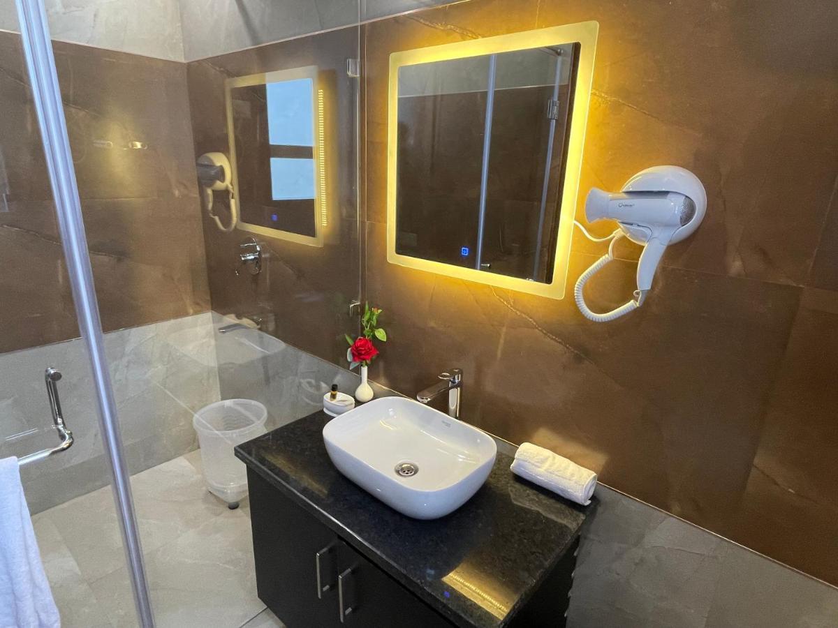 ניו דלהי Hotel Malbork Inn Rajouri Garden Delhi - Couple Friendly Local Ids Accepted מראה חיצוני תמונה