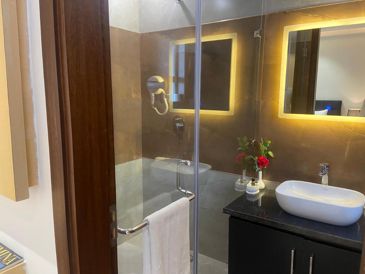 ניו דלהי Hotel Malbork Inn Rajouri Garden Delhi - Couple Friendly Local Ids Accepted מראה חיצוני תמונה