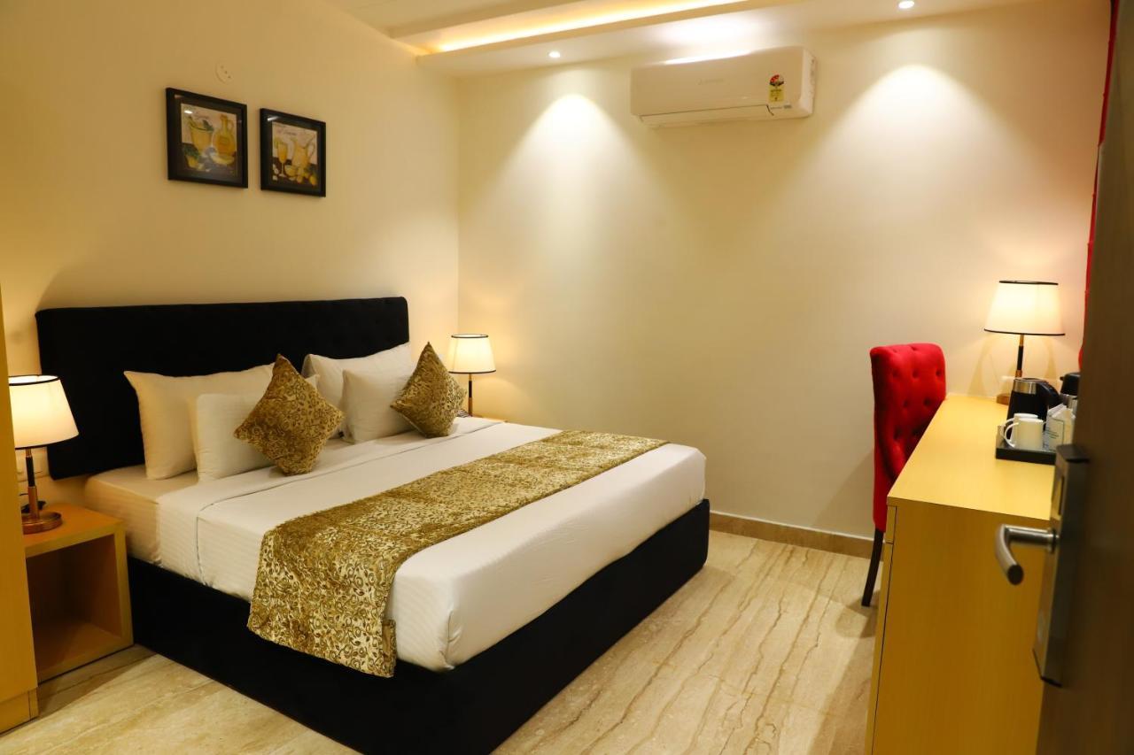 ניו דלהי Hotel Malbork Inn Rajouri Garden Delhi - Couple Friendly Local Ids Accepted מראה חיצוני תמונה